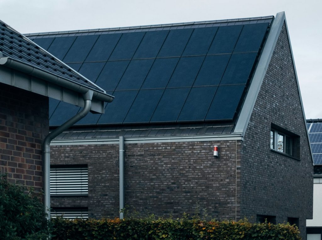 Photovoltaikanlage mit elegant integrierten Full-Black Modulen auf dunklem Steildach eines modernen Wohnhauses in Kevelaer.