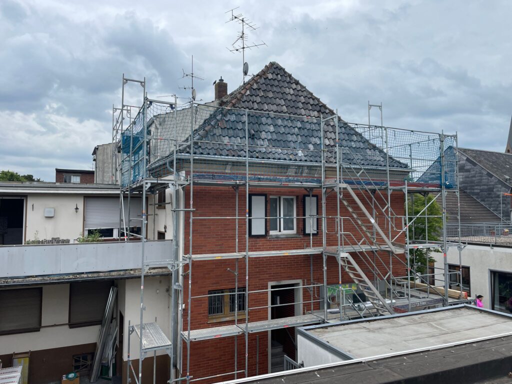 Dachsanierung mit Aufsparrendämmung an einem Wohnhaus in Kevelaer – Vorbereitung auf die energetische Neueindeckung eines alten Ziegeldachs