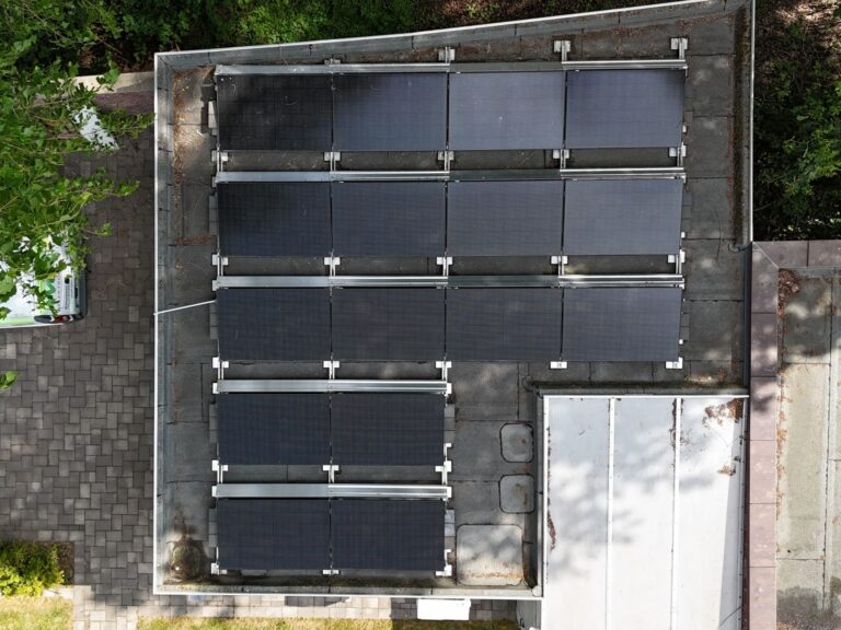 Draufsicht auf PV-Anlage mit verschiedenen Solarmodulen auf Flachdach in Kevelaer – Beispiel für platzsparende Eigenverbrauchsanlage mit Süd-Ausrichtung.