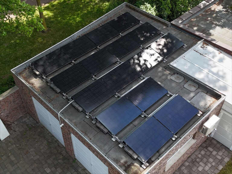 Photovoltaikanlage auf Flachdach einer Garage in Kevelaer – Kombination aus Full-Black und blauen PV-Modulen zur Eigenstromversorgung.