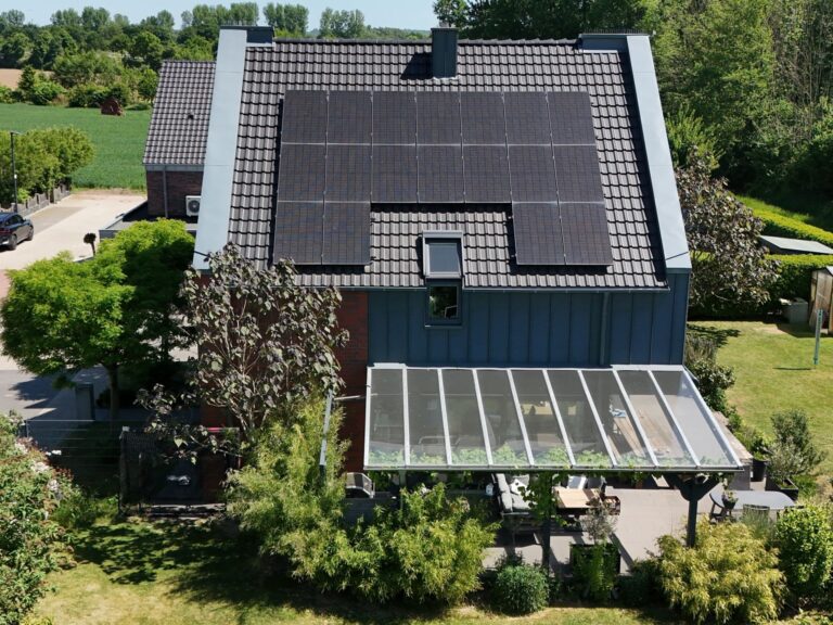 Modernes Einfamilienhaus mit Photovoltaikanlage auf Ziegeldach in Kevelaer – Full-Black Solarmodule zur nachhaltigen Stromgewinnung auf dem Steildach.