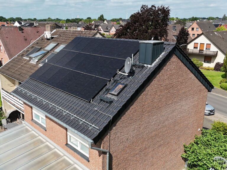 Photovoltaikanlage mit Full-Black Modulen auf neu gedecktem Steildach in Kevelaer – integriertes Dachfenster, Schneefangsystem und Sat-Anlage für modernes Wohnen.