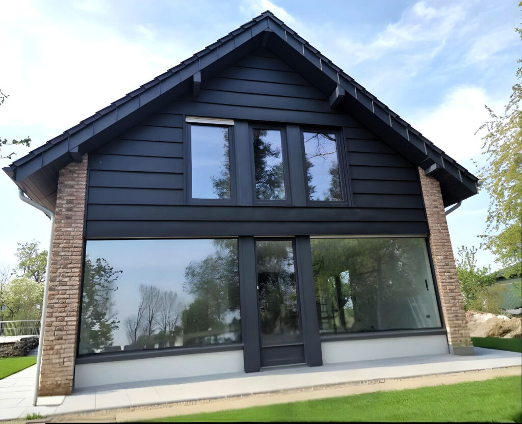 Modernes Einfamilienhaus mit schwarzer Aluminium-Fassadenverkleidung in Prefa P.10 anthrazit und Satteldach.